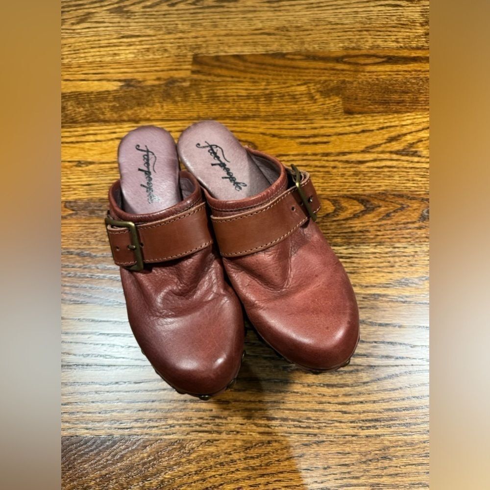 Free People FP Collection Culver City Clogs
Mahogany Leather size 37 / US 7 - Picture 2 of 7